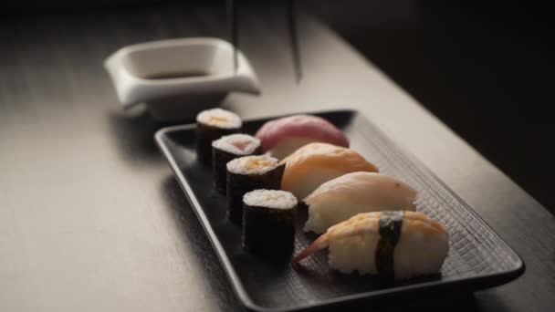 日本料理店でのディナー 寿司を食べる — ストック動画