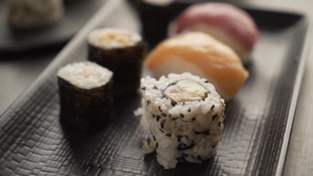 Middag Japansk Restaurang Äta Sushi — Stockvideo