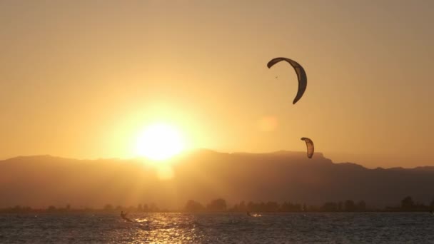 Onherkenbare Man Vlieger Surfen Bij Zonsondergang Tegen Het Zonlicht — Stockvideo