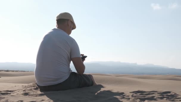 Homem Usando Telefone Inteligente Com Conexão Internet Nas Dunas Deserto — Vídeo de Stock
