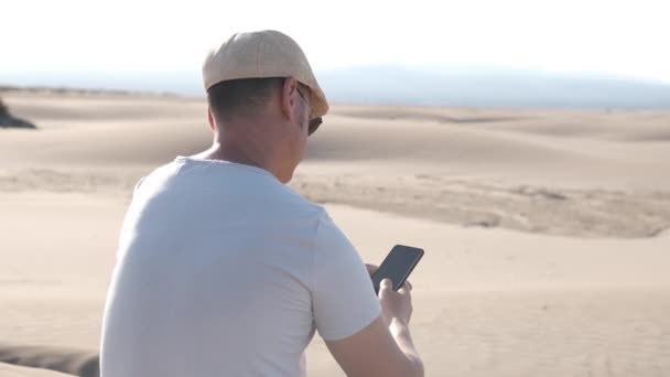 Homem Usando Telefone Inteligente Com Conexão Internet Nas Dunas Deserto — Vídeo de Stock
