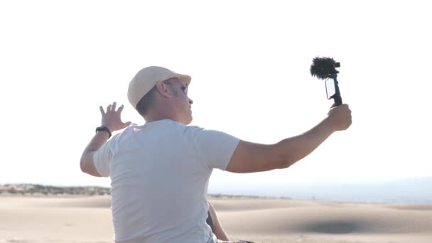 Homem Filmar Com Telemóvel Nas Dunas Deserto Lado Trás Conceito — Vídeo de Stock