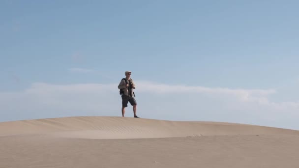 Çölde Bir Kum Tepesinde Yürüyen Bir Gezgin — Stok video