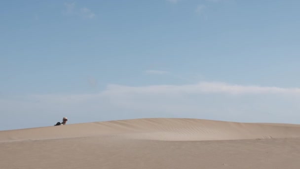 砂漠のバックパッカーが砂丘を歩いていると — ストック動画