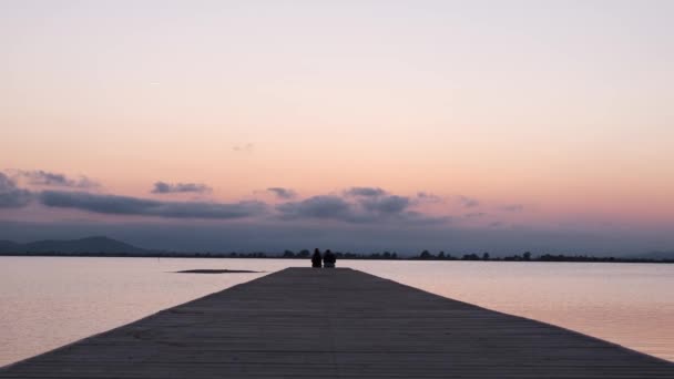 Unerkennbare Personen Entspannen Sich Ende Der Seebrücke Abendsonnenuntergang — Stockvideo