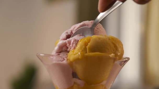 Mână Ține Lingură Timp Mănâncă Înghețată Delicioasă Gustoasă Dintr Ceașcă — Videoclip de stoc