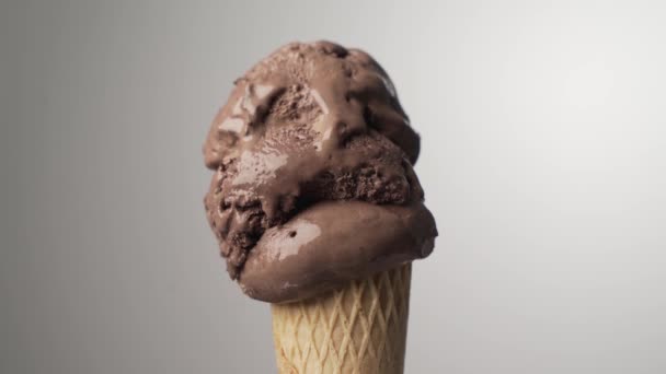 Čokoládová zmrzlina kužel postupně taje na izolovaném pozadí. Časová prodleva 4k