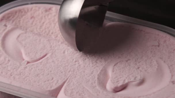 Крупним Планом Вид Людини Забирає Свіже Полуничне Морозиво Лотка — стокове відео