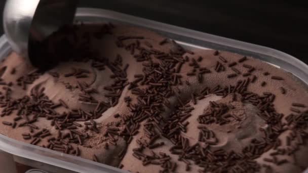Vue Rapprochée Une Personne Ramassant Crème Glacée Chocolat Sur Plateau — Video