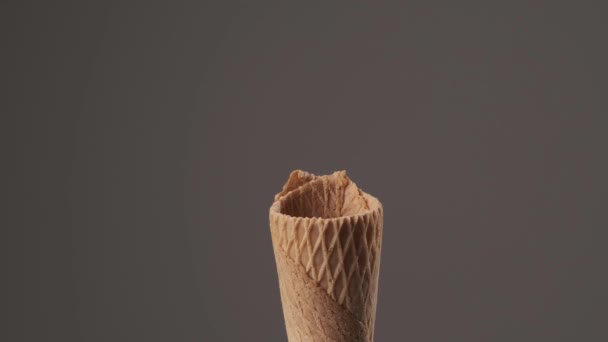 ワッフルコーンでおいしいチョコレートアイスクリームを提供する人 甘い砂糖の概念 — ストック動画