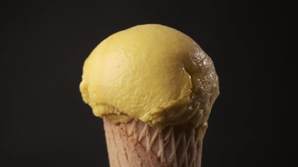 360 Grados Rotación Delicioso Cono Helado Mango Concepto Dulce Postre — Vídeo de stock