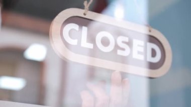 Küçük işletmeler açılıyor. Tabelayı açılışa çeviriyorum. 4k 60fps