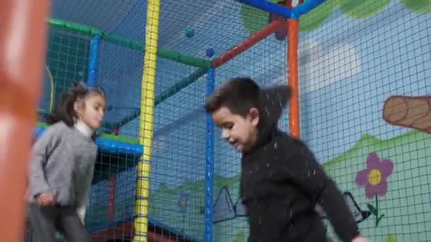 Παιδιά Πηδούν Τραμπολίνα Στο Κέντρο Διασκέδασης Των Παιδιών Τραμπολίνο Διασκεδαστικό — Αρχείο Βίντεο