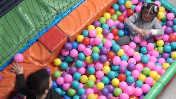 Niños Felices Jugando Juntos Divirtiéndose Jardín Infantes Con Bolas Colores — Vídeos de Stock