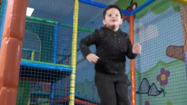 Year Old Αγόρι Άλμα Ευτυχισμένος Στο Τραμπολίνο Στο Κέντρο Παιχνιδιού — Αρχείο Βίντεο