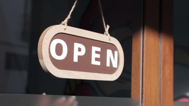 Malé Obchody Zavírají Otáčím Ceduli Otevřené Zavřenou 60Fps — Stock video