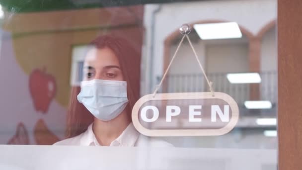 Молода Сумна Жінка Маскою Обличчя Закриває Свій Бізнес Пандемії Коронавірусу — стокове відео
