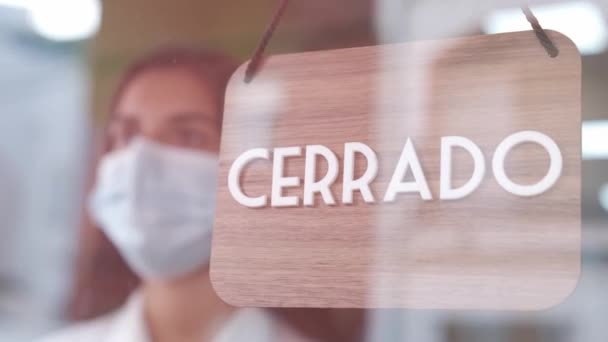 Chica Con Máscara Facial Cambiando Cerrado Para Abrir Cartel Español — Vídeos de Stock