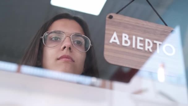 Jovem Mulher Triste Mudando Aberto Para Sinal Fechado Espanhol Janela — Vídeo de Stock