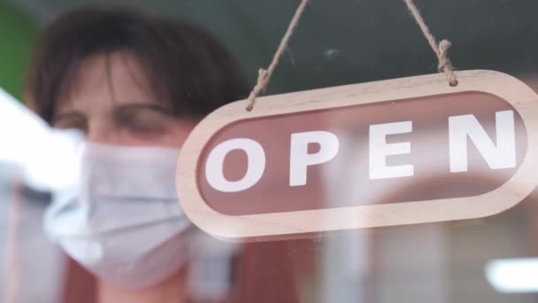 Smutna Dorosła Kobieta Maską Twarzy Zamykająca Swój Mały Biznes Pandemię — Wideo stockowe