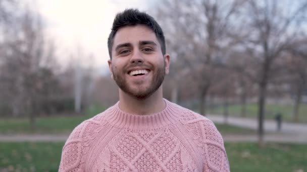 Hispánec Muž Dívá Kamery Usmívá Zatímco Stojí Venku Parku — Stock video