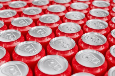 Bir sürü Red Metal soda kutusu. 3d Hazırlama