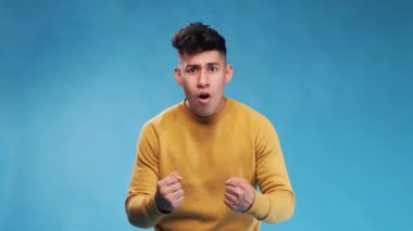 İyi haberi kutlarken kameraya bakan heyecanlı adam