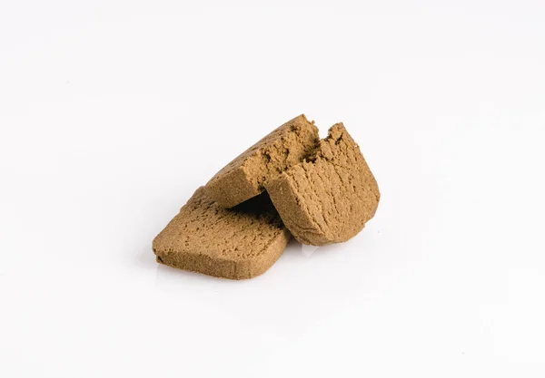 Beyaz arka planda iki marihuana keneviri polen haşhaşı.