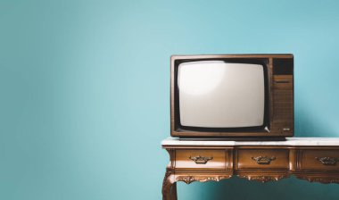 İzole edilmiş bir arkaplan üzerinde eski bir retro televizyon.