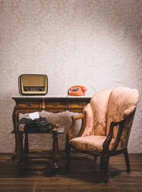 Eski televizyon ve telefon eski moda dekorasyonlu bir iç mekan..