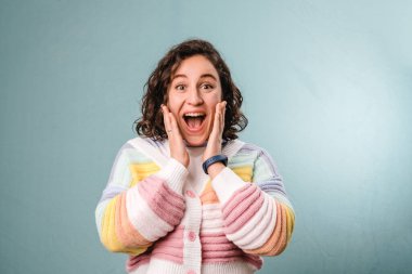 Yüzünde şaşırmış ve şok olmuş bir ifadeyle kameraya bakan kadın..