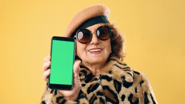 Elegante Donna Anziana Sorridente Mentre Mostra Telefono Cellulare Con Schermo — Video Stock