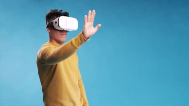 İnsan sanal gerçekliği VR kulaklıkla deneyimlerken havada bir şeye dokunuyor. Teknoloji ve yenilik kavramı..