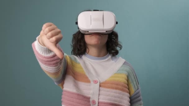 Жінка Показує Великий Палець Вниз Використовуючи Гарнітуру Віртуальної Реальності Синьому — стокове відео