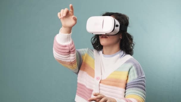 Žena Sluchátkách Zatímco Zažívá Virtuální Realitu Izolovaném Pozadí Zpomalené Video — Stock video