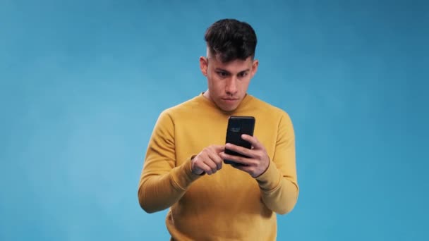 Ember Izgatottnak Ünnepeltnek Tűnik Miután Híreket Kapott Mobilján Technológia Közösségi — Stock videók