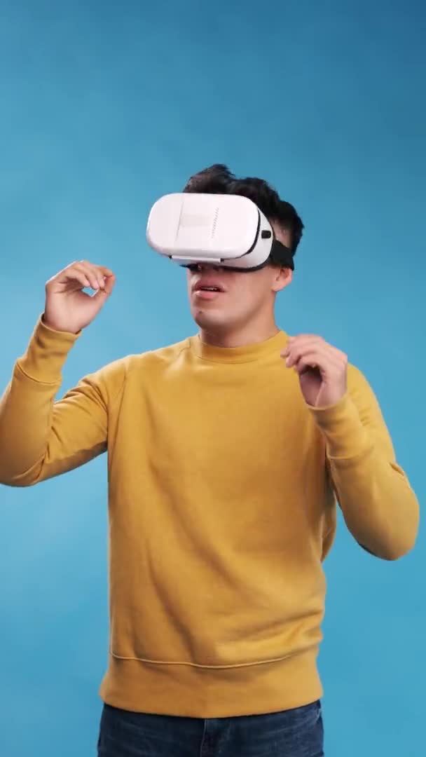 Hombre Con Auriculares Disfrutando Experiencia Realidad Virtual Mientras Está Pie — Vídeos de Stock