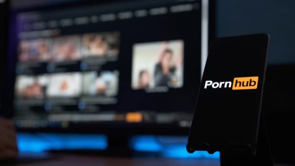 西班牙格拉纳达 2022年6月4日 屏幕智能手机和计算机上的Pornhub网站 说明性编辑 — 图库视频影像