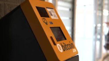 Bir alışveriş merkezinde Bitcoin şifreleme para ödeme için ATM makinesi