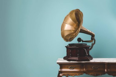 Fotokopi alanı olan eski bir gramofon görüntüsü. Müzik ve retro tarzı konsept.