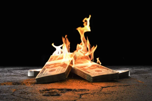Enflasyon ekonomik çöküşünün sembolü olarak siyah zemin üzerinde turuncu ateşle yanan banknotlar yığını. 3d hazırlayıcı