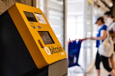 Bir alışveriş merkezinde Bitcoin şifreleme para ödeme için ATM makinesi