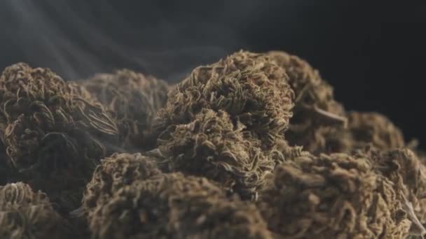 Foto Ravvicinata Nuvole Fumo Con Molte Cime Marijuana Cbd Ruotanti — Video Stock