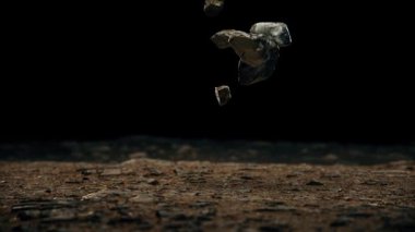 Video animasyonu. Kaya kayaları koyu bir zemine düşüyor. Yavaş çekim videosu.