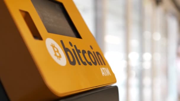 Atm Machine Voor Betaling Door Bitcoin Cryptogeld Een Winkelcentrum Spanje — Stockvideo