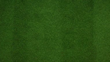 4K video animasyonu. Futbol topları çimlere düşüyor. Spor konsepti.