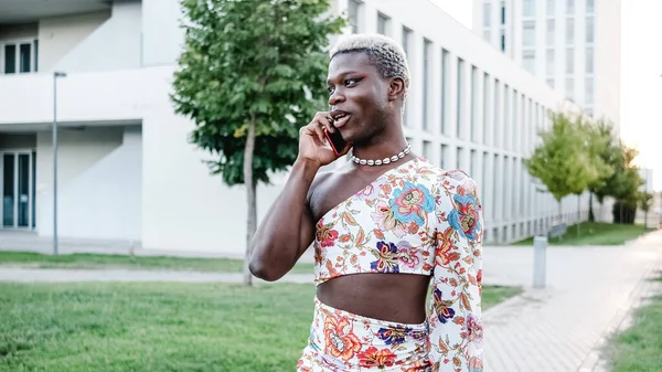 Afryki Czarny Gej Osoba Stylowy Sukienka Mówić Telefon Komórkowy Podczas — Zdjęcie stockowe