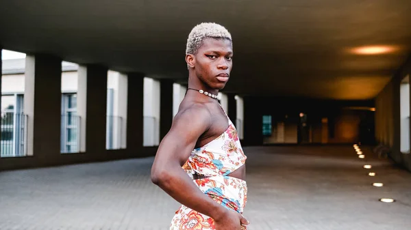 Widok Boku Pewny Siebie Młody Afroamerykanin Androgynous Mężczyzna Krótkimi Farbowane — Zdjęcie stockowe