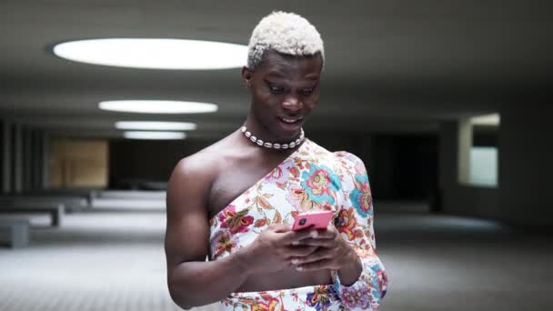 Elegante Africano Negro Transexual Modelo Sonriendo Mensajes Texto Teléfono Móvil — Vídeo de stock