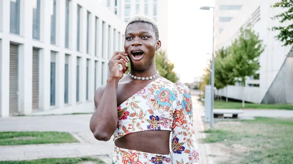 Zdumiony Młody Afroamerykanin Homoseksualista Kobiecej Sukience Farbowanymi Włosami Makijażem Rozglądający — Zdjęcie stockowe